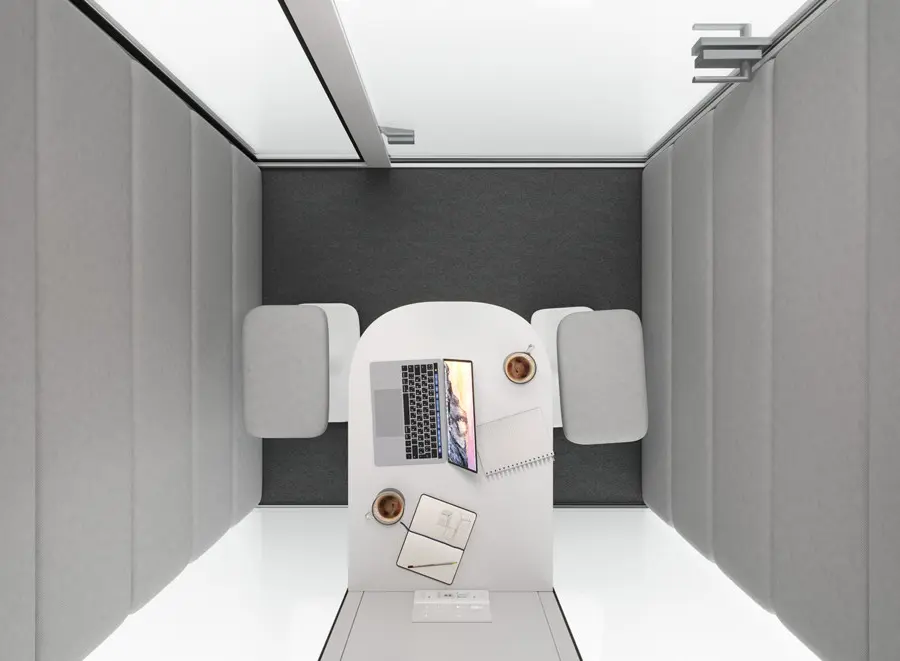 M 2-Personen-Akustikkabine — Blick von oben auf Tisch und zwei Hocker im Inneren